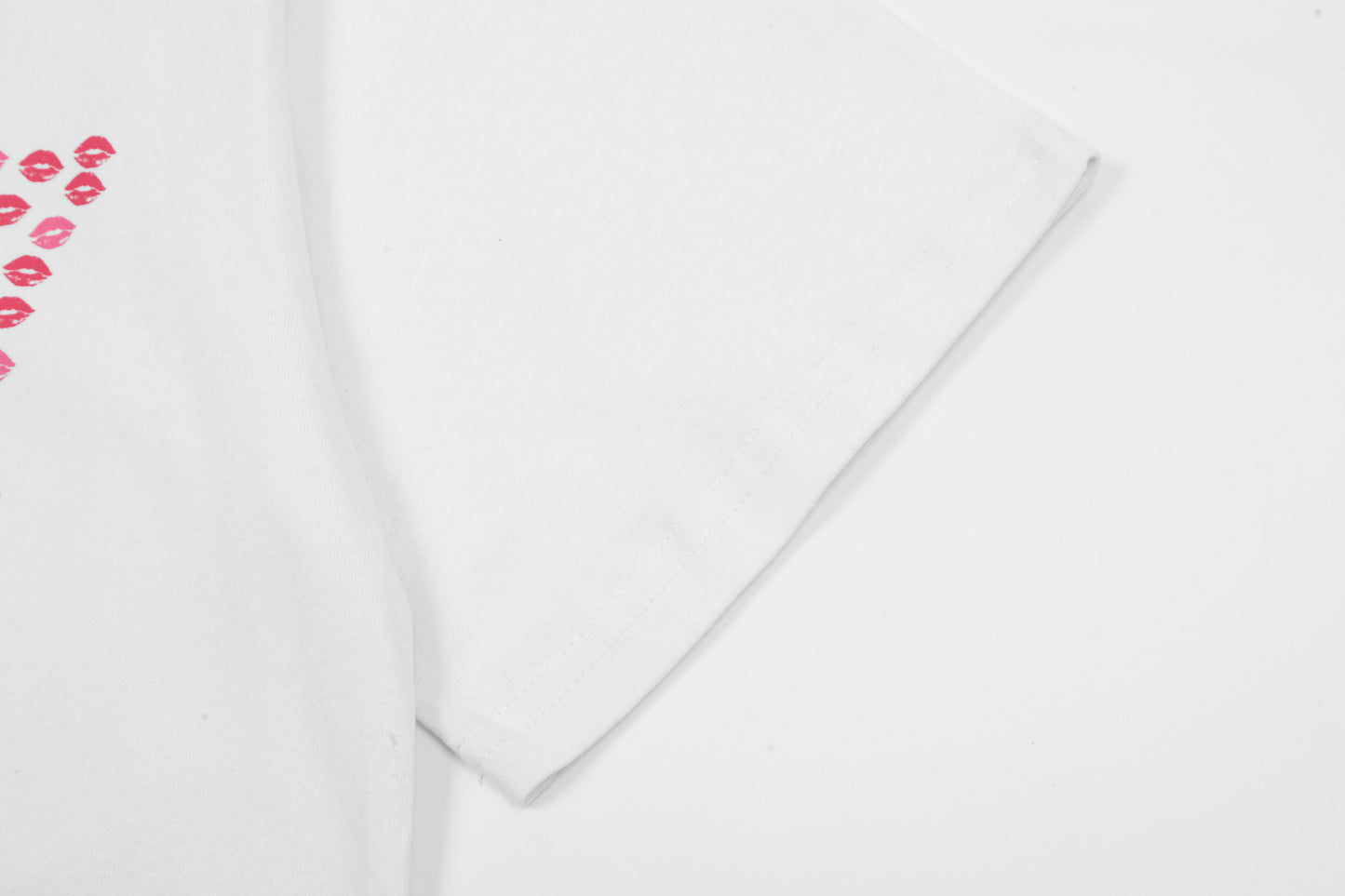 red lips embroidered T-shirt