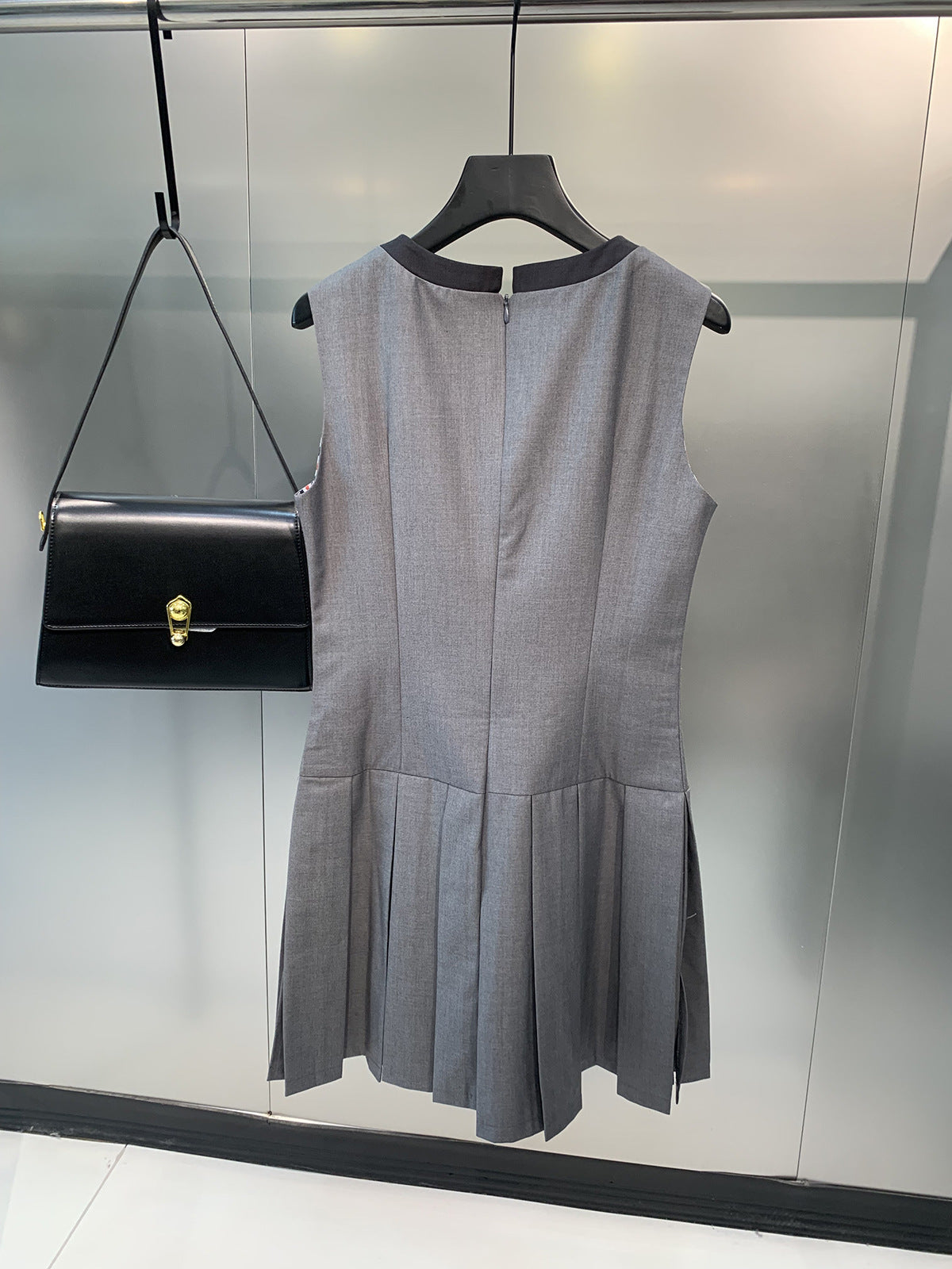 V-neck knitted cardigan(复制) THOM TREND