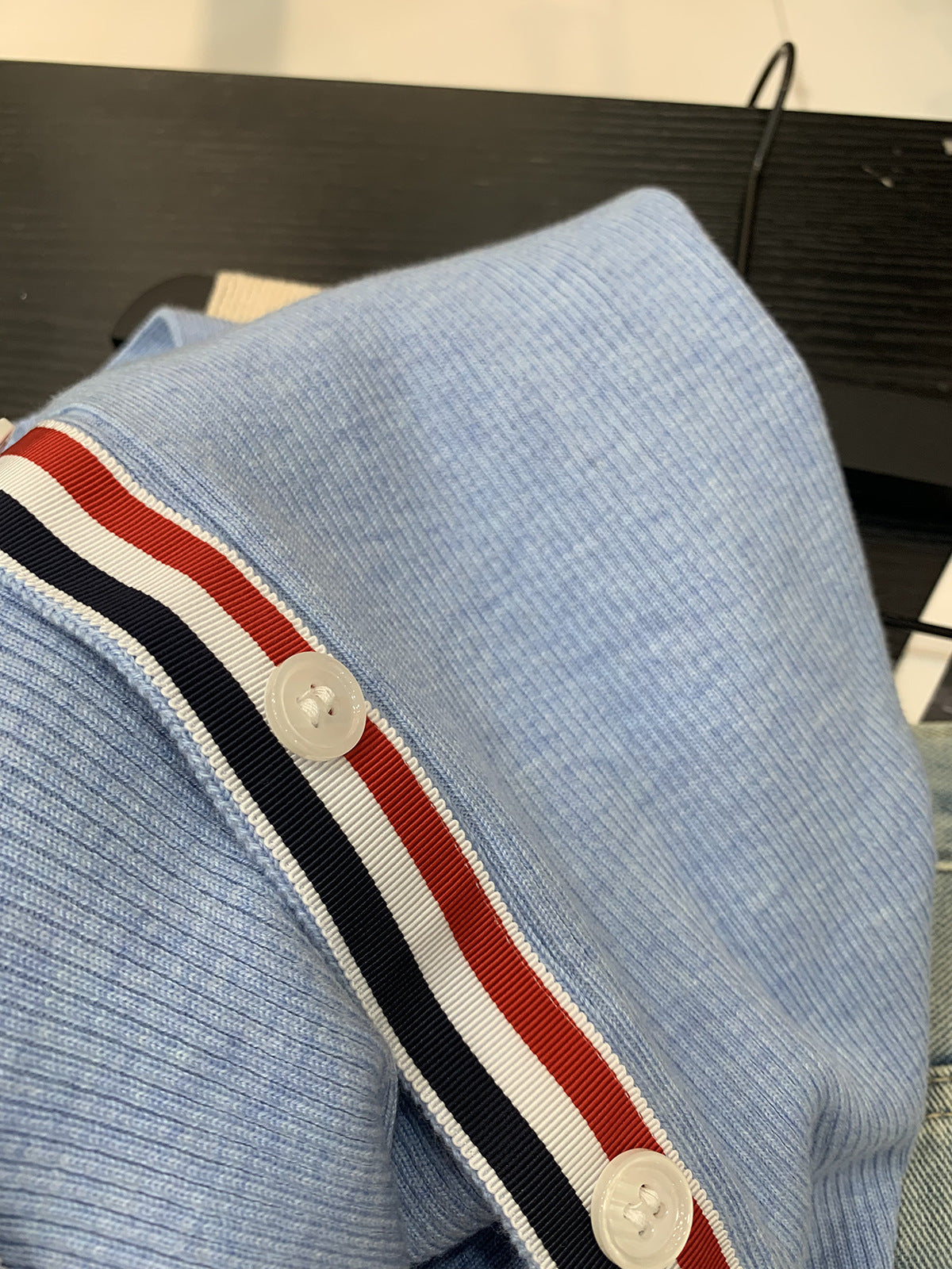 V-neck knitted cardigan(复制) THOM TREND