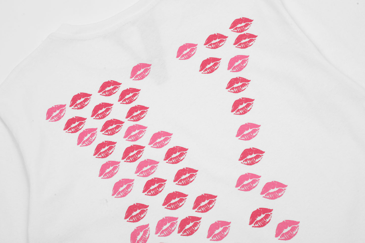 red lips embroidered T-shirt