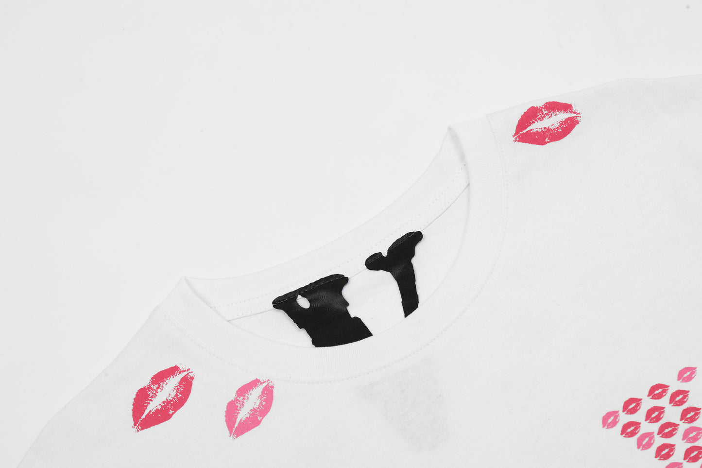 red lips embroidered T-shirt